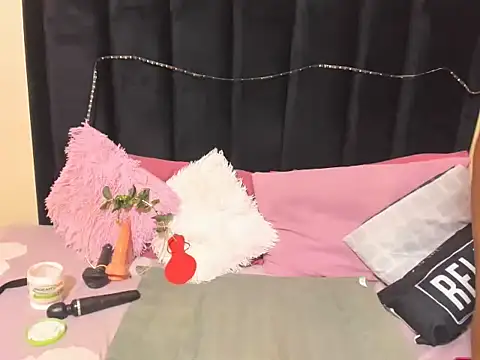 AmazingDarkDoll online show from February 14, 2026, 11:18 am