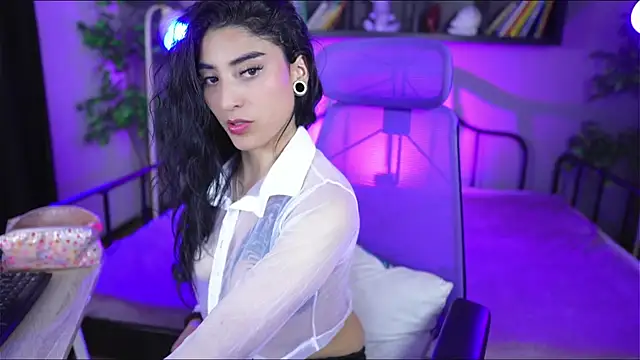 Snapshot of Emma_and_Issac chatting on October 9, 2025, 4:43 am Emma and Issac online show from October 9, 2025, 4:43 am