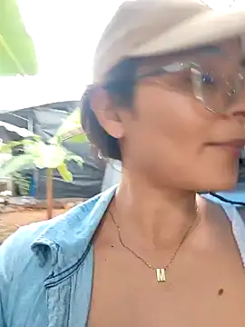 Lily-o online show from October 5, 2025, 8:29 pm