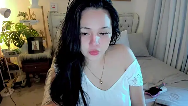 SweetHoney369 online show from October 15, 2025, 12:33 am