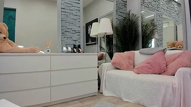 Reina Cummings online show from June 29, 2026, 6:41 am