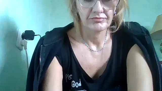 TianaQLove online show from October 19, 2025, 9:10 am