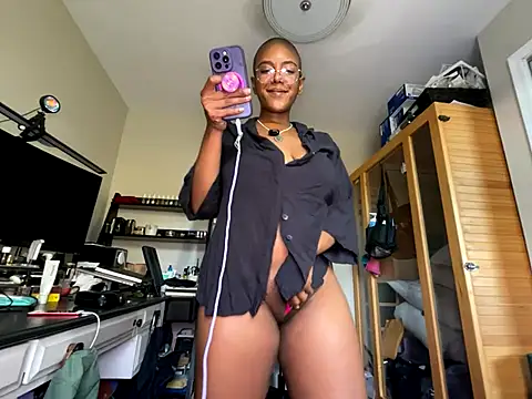 aliasyourfav online show from October 19, 2025, 9:04 pm