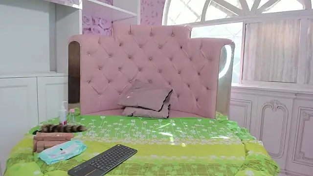 mishell lovely online show from November 5, 2025, 2:28 pm