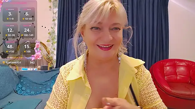 Snapshot of HypnotikCate chatting on January 17, 2025, 3:45 am HypnotikCate online show from January 17, 2025, 3:45 am