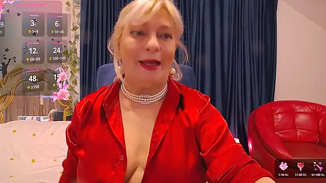 Snapshot of HypnotikCate chatting on February 7, 2025, 8:44 am HypnotikCate online show from February 7, 2025, 8:44 am