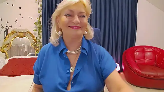 Snapshot of HypnotikCate chatting on March 8, 2025, 3:39 am HypnotikCate online show from March 8, 2025, 3:39 am