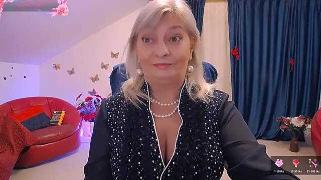 Snapshot of HypnotikCate chatting on February 4, 2026, 4:13 pm HypnotikCate online show from February 4, 2026, 4:13 pm