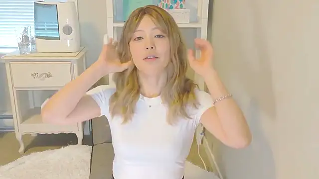 Nana with online show from November 9, 2025, 5:11 pm