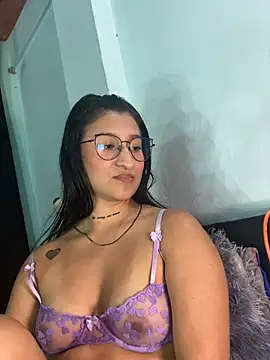 Snapshot of EVAH_LEE_ chatting on April 23, 2026, 12:01 am EVAH LEE online show from April 23, 2026, 12:01 am