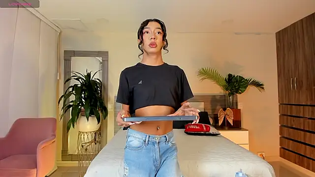 Snapshot of Alaiaguerra chatting on March 3, 2026, 7:42 pm Alaiaguerra online show from March 3, 2026, 7:42 pm