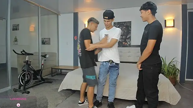 Bisexlifehot   online show from November 10, 2025, 11:04 pm