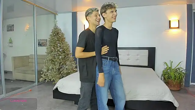 Bisexlifehot   online show from November 30, 2025, 11:09 pm