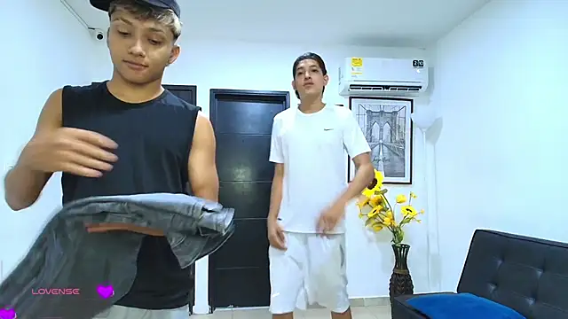 Bisexlifehot   online show from April 10, 2026, 11:09 pm