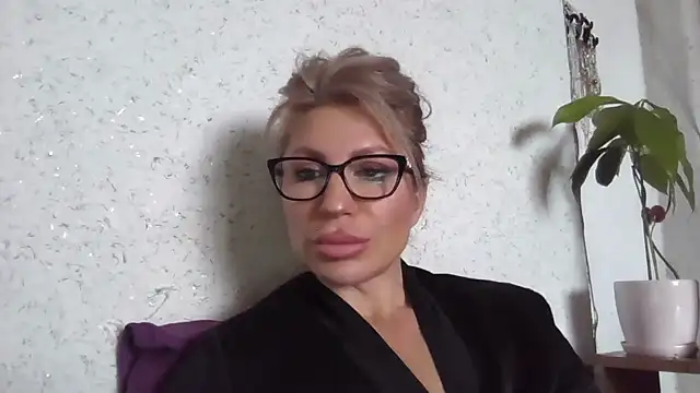 fox red lady7 online show from April 15, 2026, 8:21 am