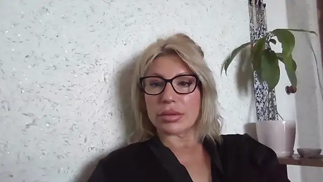 Snapshot of fox_red_lady7 chatting on May 8, 2026, 6:08 am fox red lady7 online show from May 8, 2026, 6:08 am