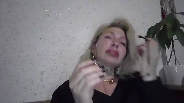 Snapshot of fox_red_lady7 chatting on May 17, 2026, 7:32 pm fox red lady7 online show from May 17, 2026, 7:32 pm