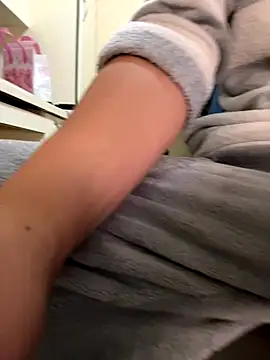 sonwmelt1 online show from November 11, 2025, 2:22 am