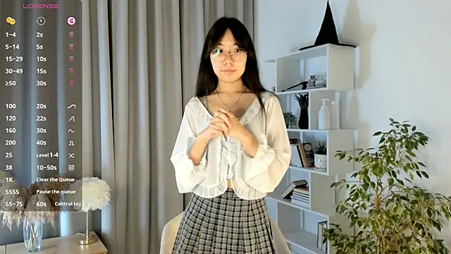 UdelaDodson online show from October 25, 2025, 1:13 am