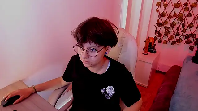 Nathaly ds online show from December 17, 2025, 8:04 pm