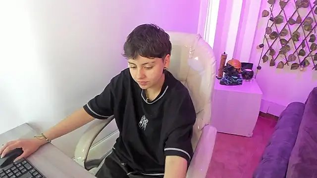 Nathaly ds online show from March 4, 2026, 7:09 pm