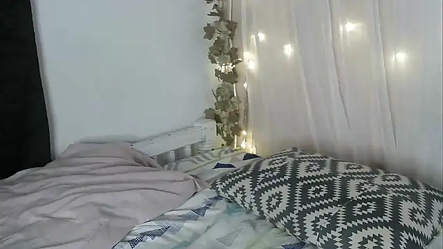 lishainparis18 online show from October 7, 2025, 8:22 am