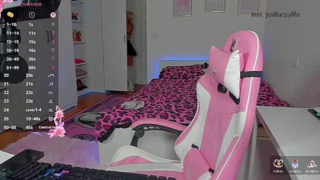 LucyPaigee online show from September 19, 2025, 4:07 pm