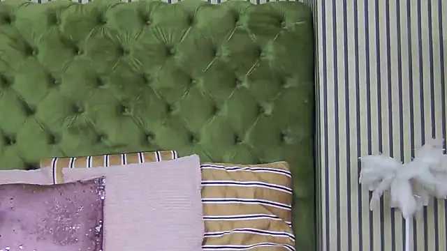 LunaHart online show from November 17, 2025, 8:03 pm