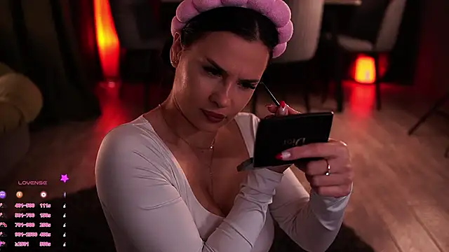 MaryHols online show from October 6, 2025, 4:37 pm