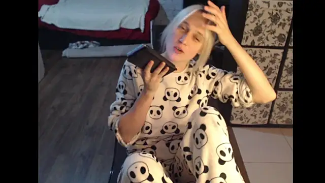 Ur SweetLuckyGirl777 online show from September 18, 2025, 5:04 pm