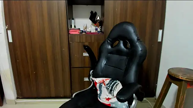 miss bigcockts online show from November 26, 2025, 1:23 pm