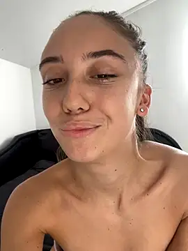 Snapshot of CristinaSww chatting on October 24, 2025, 1:07 pm CristinaSww online show from October 24, 2025, 1:07 pm