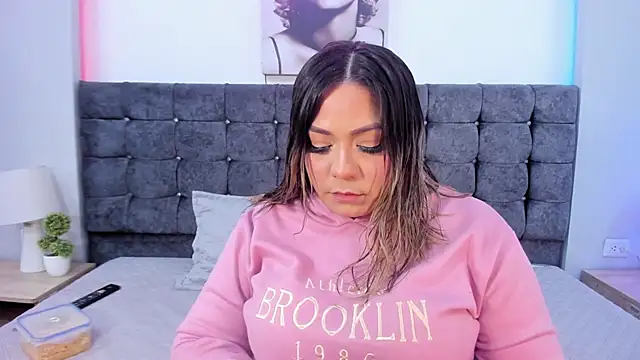 isabella horney  online show from September 29, 2025, 8:02 pm