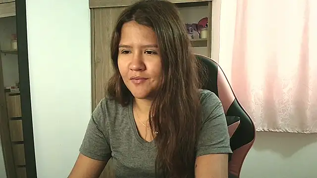 Oliviawatson1 online show from October 13, 2025, 1:55 pm