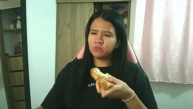 Oliviawatson1 online show from November 20, 2025, 1:00 pm