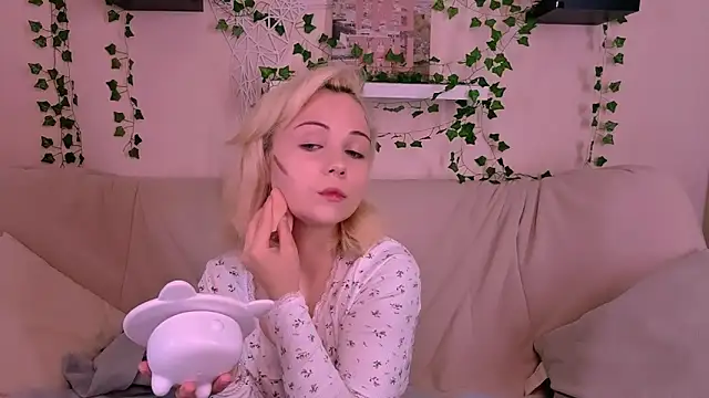 Charlotte Colinss online show from September 22, 2025, 5:31 am