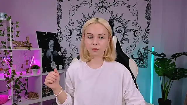 Charlotte Colinss online show from September 23, 2025, 2:58 am