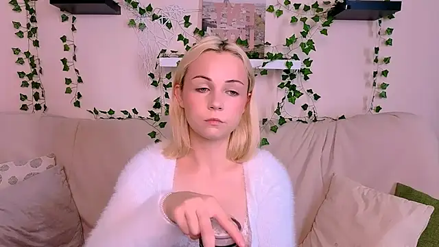 Charlotte Colinss online show from September 25, 2025, 5:11 am