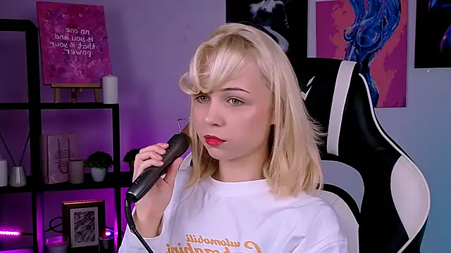 Charlotte Colinss online show from October 13, 2025, 3:06 am