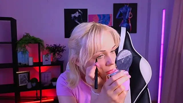 Snapshot of Charlotte_Colinss chatting on April 4, 2026, 4:00 am Charlotte Colinss online show from April 4, 2026, 4:00 am