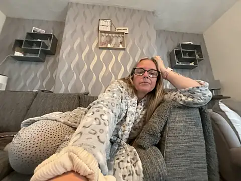 Anastasia-BlondeXX online show from April 14, 2026, 10:43 am