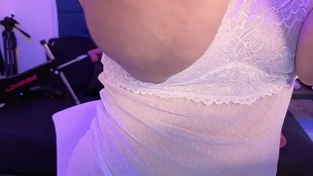 elowen halley1 online show from October 6, 2025, 7:33 pm