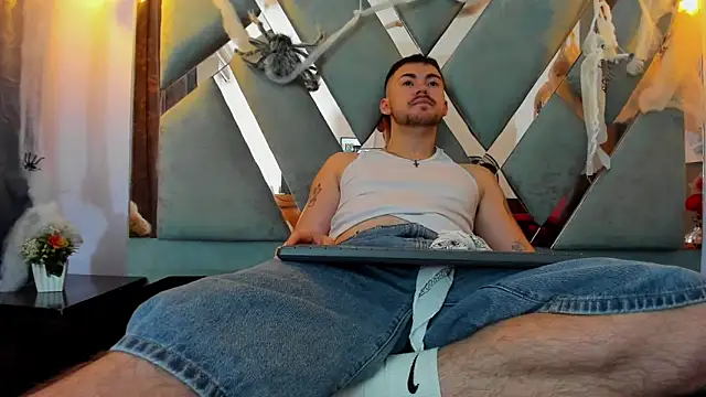 BrunoWalkerr online show from November 3, 2025, 12:06 pm