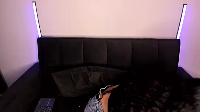 Snapshot of Alynn_Bri_ chatting on February 10, 2026, 2:59 am Alynn Bri online show from February 10, 2026, 2:59 am