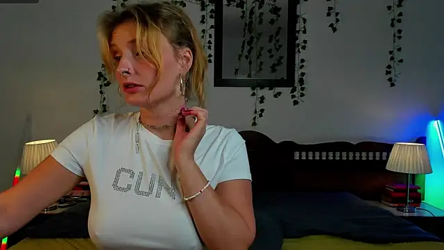 Ariana Spring online show from September 10, 2025, 2:17 pm