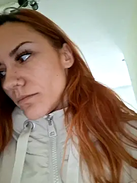 SlimBellaa online show from December 17, 2025, 9:48 am