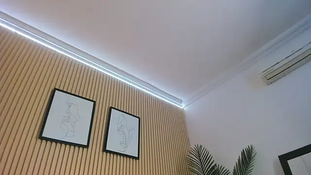 Brunette  boy online show from October 23, 2025, 3:50 am