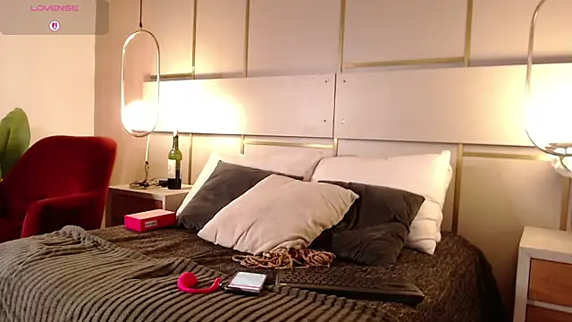 Lina Montclair online show from November 6, 2025, 7:15 pm