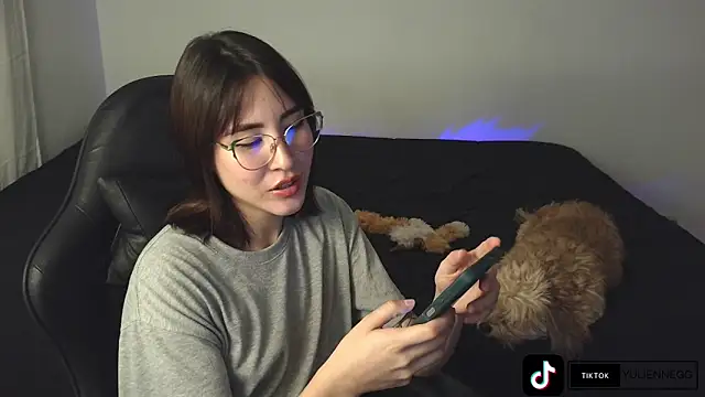 Yulienneg online show from October 9, 2025, 11:25 pm