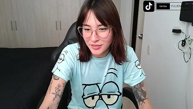 Yulienneg online show from November 6, 2025, 7:48 pm